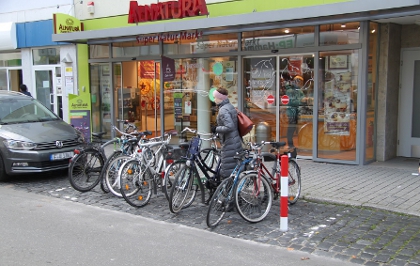 Fahrradparkplätze vor dem Alnatura-Markt