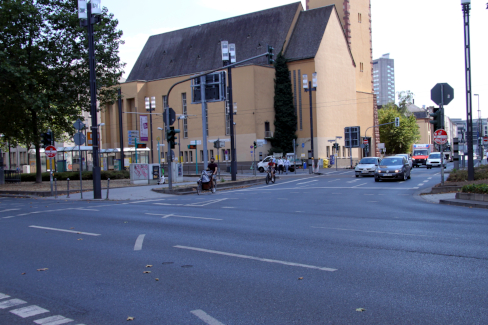 Kreuzung an einer Hauptverkehrsstraße, die mit dem Fahrrad nur in einer Richtung gequert werden kann.