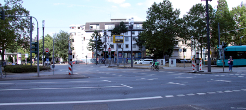 Kreuzung an einer Hauptverkehrsstraße, die mit dem Fahrrad nur in einer Richtung überquert werden kann.