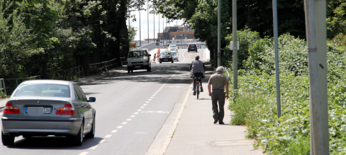 Enge Platzverhältnisse für den Rad- und Fußverkehr an der Carl-Ulrich-Brücke zwischen Frankfurt-Fechenheim und Offenbach