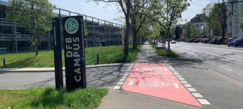Schwarzwaldstraße mit Zweirichtungsradweg am DFB-Campus