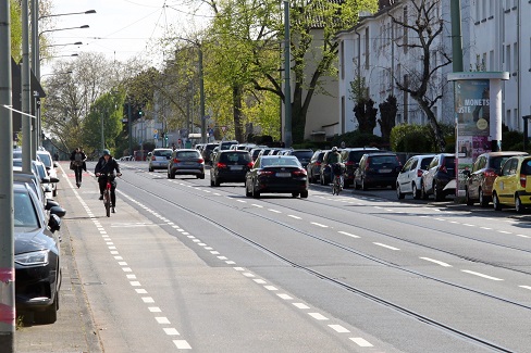 Radspuren Franz-Rücker-Allee beidseitig