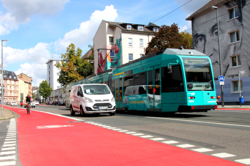 Breiter Radfahrstreifen, Transporter, Straßenbahn auf der Friedberger Landstraße