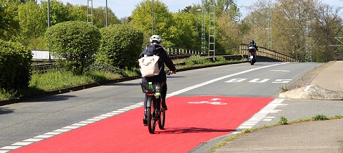 Gemeinsame Bus- und Radspur Richtung Ginnheim
