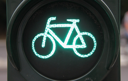 Auf grün geschaltete Verkehrsampel mit Fahrradpiktogramm