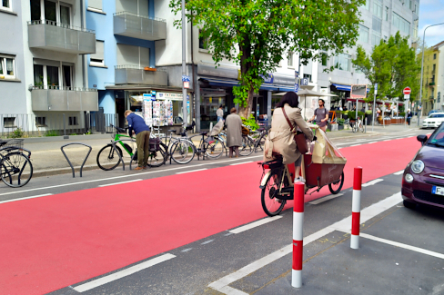 Frau mit Lastenrad im Grüneburgweg