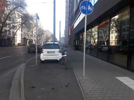 Hanauer Landstrasse mit parkenden Autos
