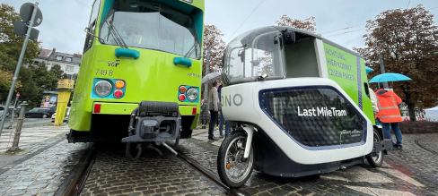 Tram und Lastenrad zur Paketzustellung auf der letzten Meile