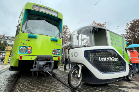 Tram und Lastenrad zur Paketzustellung auf der letzten Meile