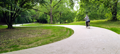 Radweg durch Grünanlage