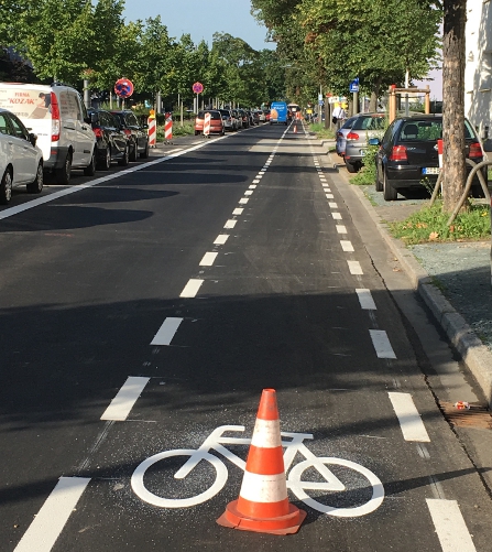 Sicherheitstrennstreifen in der Mörfelder Landstraße