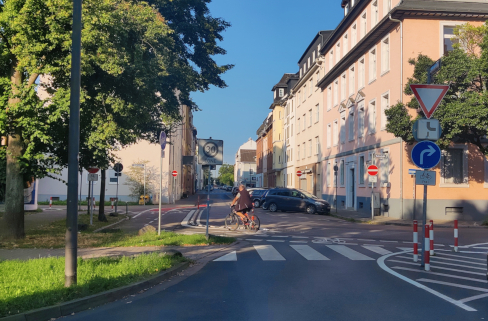 Gerlachstraße Blickrichtung West, nach Einrichtung des Zweirichtungsradweges