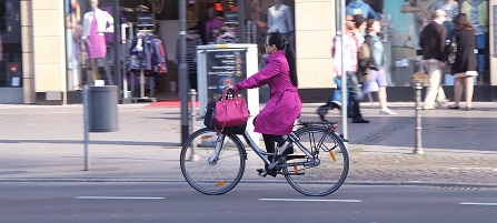 Fahrradfahrerin in pink