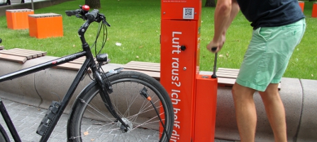 Fahrrad-Reparatur-Säule mit Luftpumpe