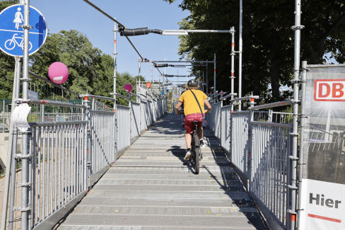Radfahrer auf Rampe der Behelfsbrücke