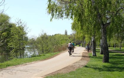 Radweg am Niddaufer im Grüngürtel