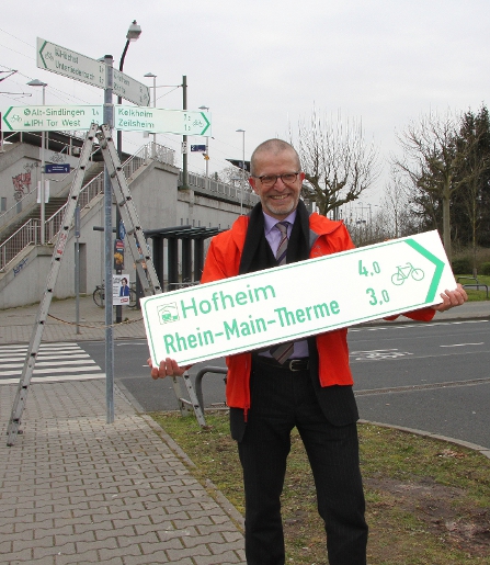 Verkehrsdezernent Stefan Majer präsentiert einen der 98 Wegweiser, die im Pilotgebiet installiert werden 