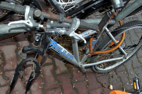 Schrottfahrrad im öffentlichen Raum