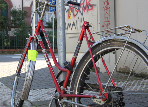 Schrottfahrrad mit gelbem Hinweiszettel