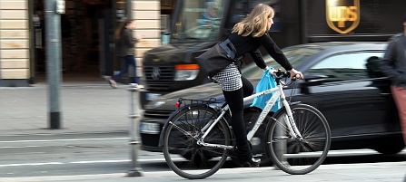Radfahrerin in der Innenstadt