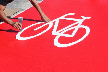 Rote Fahrradspur mit weißer Radmarkierung
