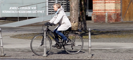 Radfahrerin vor dem Bockenheimer Depot