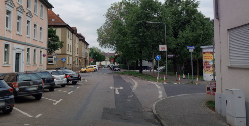 Straße vor der Umgestaltung mit Zweirichtungsradweg