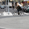 Radfahrer im Kreisverkehr – vergrößerte Ansicht wird in Lightbox angezeigt