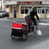 Radfahrer mit Anhänger biegt aus Kreisel in die Stephanstraße – vergrößerte Ansicht wird in Lightbox angezeigt
