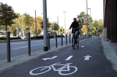 Zweirichtungsradweg mit Radfahrer